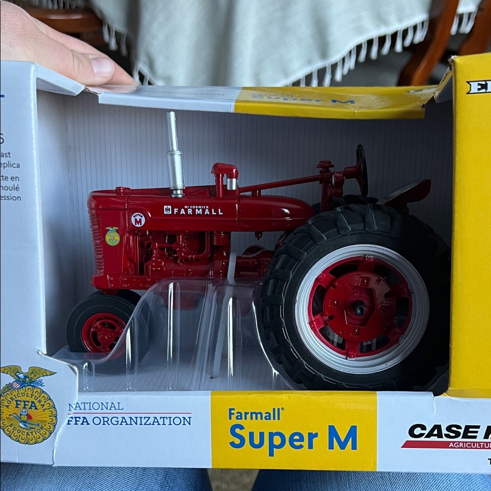 Farmall Super M 1/16 Scale